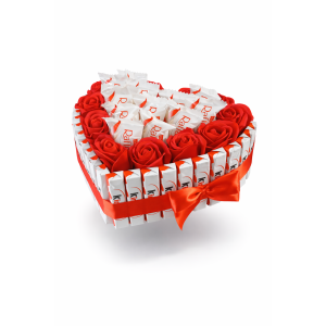 Подарунковий набір «Серце кохання» з Kinder Chocolate, Raffaello та червоними трояндами